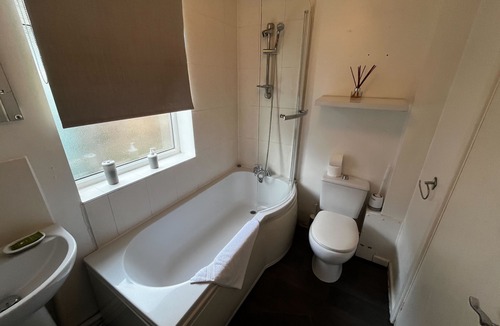 Mansfield House | 3 Bedroom Terraced House in Mansfield Ideal for Contractors