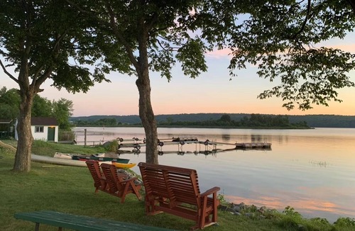 Rideau Lakes Cabin | 3 bedrooms Cozy Cabin on Westport Ontario, Family and pet friendly !