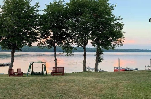 Rideau Lakes Cabin | 3 bedrooms Cozy Cabin on Westport Ontario, Family and pet friendly !