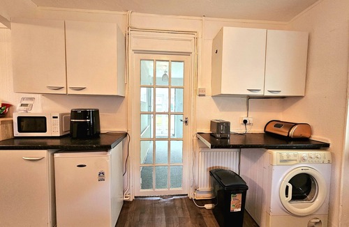 Bramcote House | 3-beds, Sleeps 5, w/Parking, 10 Mins From Centre