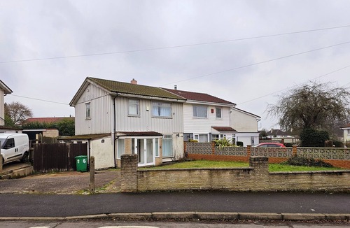Bramcote House | 3-beds, Sleeps 5, w/Parking, 10 Mins From Centre