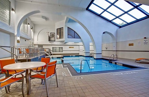 Windsor Hotel | 3-Star Hotel ∙ Holiday Inn Windsor - Ambassador Bridge, an IHG Hotel