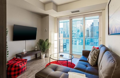 Toronto Entertainment District Apartment | 31st Floor 2BR-2Bath, Free Parking, CN TOWER VIEW!