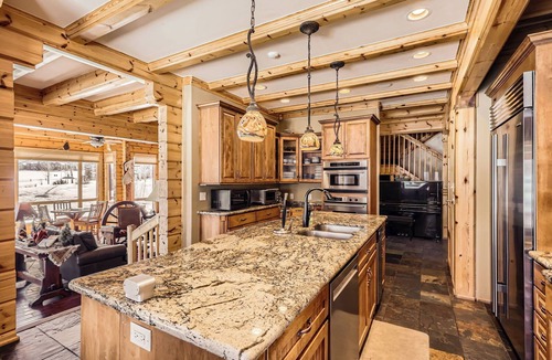 The Highlands House | 3BDR with Loft for 8, Hot Tub, Sauna & Mtn Views!