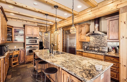 The Highlands House | 3BDR with Loft for 8, Hot Tub, Sauna & Mtn Views!