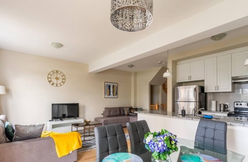 Stoney Creek House | 3BR 2.5BA Townhome 1 min to the Beach. BBQ.Parking