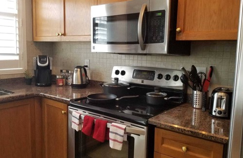 Ajax House | 3BR 2.5BTH Clean Spacious House-Free Parking! Perfect Location!