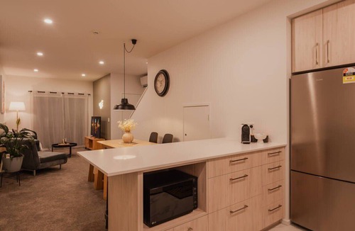 Christchurch City Centre Apartment | 3BR/4BA Townhouse Sleeps 7 Parking Games