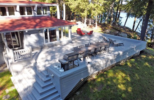 Bracebridge Cottage | 4 bdrm +loft, 3 bath, Island Property on Lake Muskoka! Beach Hut! Hot tub!