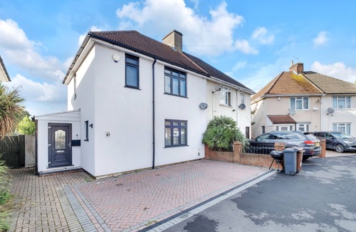 Becontree House | 4 Bed House-garden-parking-15 min Elizabeth Line