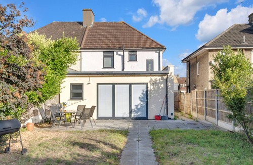 Becontree House | 4 Bed House-garden-parking-15 min Elizabeth Line