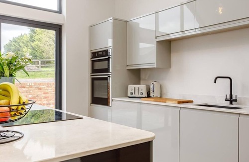 Dunstable Cottage | 4 Bed in Dunstable (oc-93632)