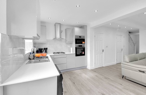 Dagenham House | 4 Bed - Sleeps 8 - Free Parking - Garden