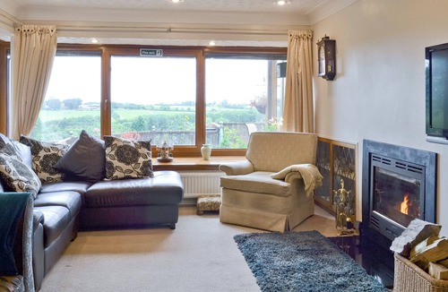 Sutton-in-Ashfield Cottage | 4 bedroom accommodation in Huthwaite, near Sutton-in-Ashfield