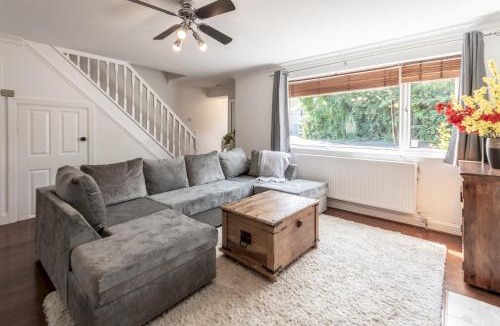 Vange House | 4-Bedroom Home Sleeps 10 Parking Garden - Pass the Keys