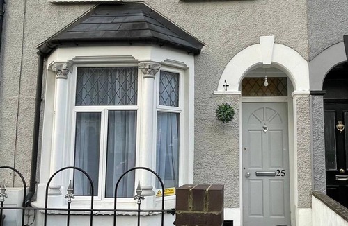 Lower Edmonton House | 4-bedroom house in charming London with Free Parking and easy access to Central.