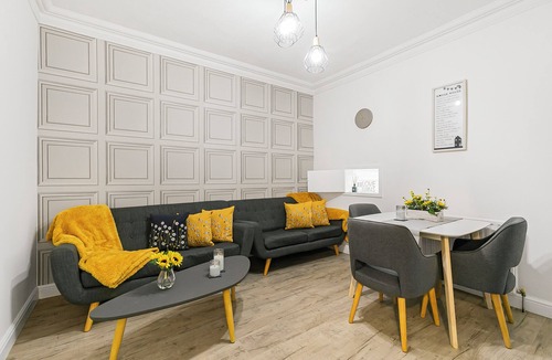Lower Edmonton House | 4-bedroom house in charming London with Free Parking and easy access to Central.
