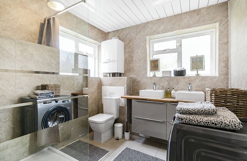Lower Edmonton House | 4-bedroom house in charming London with Free Parking and easy access to Central.