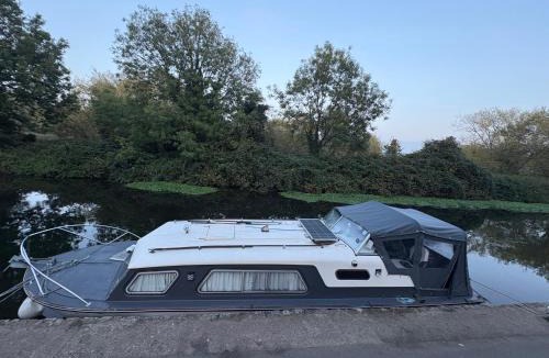 Birstall Boat Rental | 4 berth Boat house retreat in birstall, Leicester