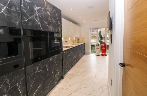 Skegby House | 4 ROCKCLIFFE GRANGE, pet friendly, with hot tub in Mansfield