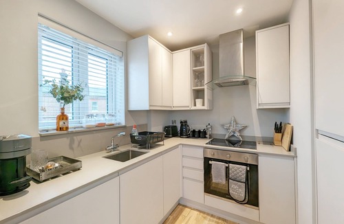 Arundel Apartment | 4 Roseland Apartment, Arundel - a flat that sleeps 4 guests in 1 bedroom