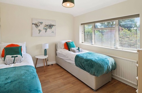 Iver House | 4bed 3bath House Private Parking & Garden