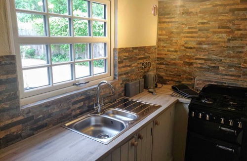 St Neots House | 4BR & 4 Bath Cottage | Parking | Garden | St Neots