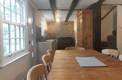 St Neots House | 4BR & 4 Bath Cottage | Parking | Garden | St Neots