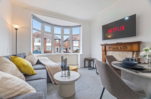 Oadby House | 4BR Leicester House - Sleeps 8 - Free Parking