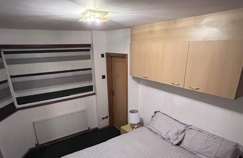 Oakleigh House | 5- bed gem in Barnet, short let luxury awaits