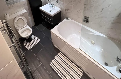 Oakleigh House | 5- bed gem in Barnet, short let luxury awaits
