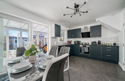 Havering House | 5 Bed House - Sleeps 11 - Garden