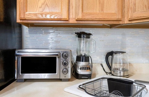 Lakeview Apartment | 5 Minutes to Wrigley + Sauna + Games Free Parking