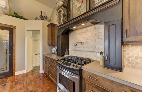 West Kelowna Estates House | 5 ⭐️ WEST KELOWNA OASIS-HEATED POOL, HOTTUB, KELOWNA VIEWS. FAMILY DISCOUNT