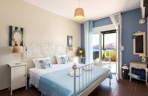 Panormos Apartment | 5m walk to sandy beach, restaurants & shops!