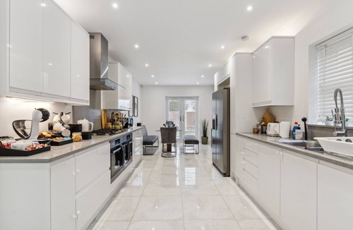 Grays Apartment | 6-Bed House With Sauna, Jacuzzi & Private Driveway