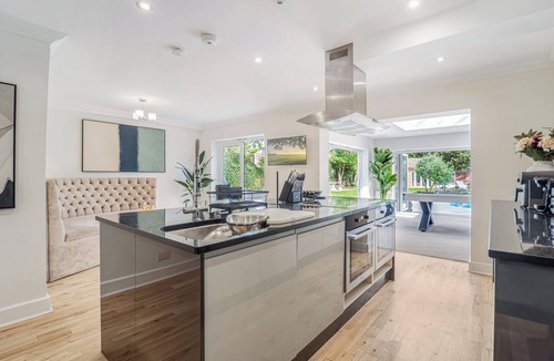 Squirrel's Heath Cottage | 6 bedroom accommodation in Hornchurch
