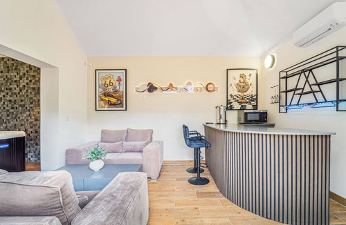 Squirrel's Heath Cottage | 6 bedroom accommodation in Hornchurch