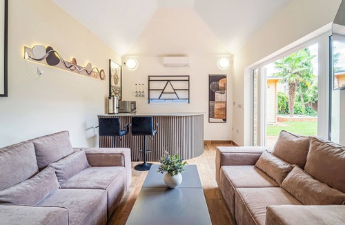 Squirrel's Heath Cottage | 6 bedroom accommodation in Hornchurch