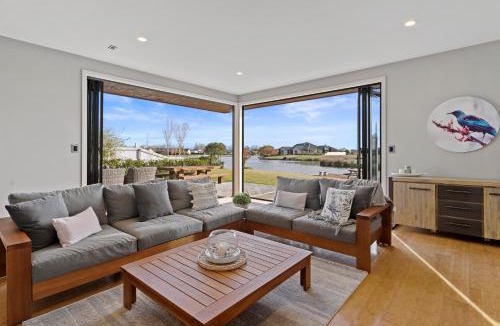 Huntingdon House | 6BR Relax at Lake Hood Luxury Canal Home with Jetty