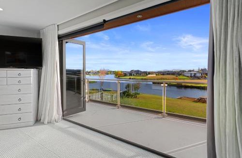 Huntingdon House | 6BR Relax at Lake Hood Luxury Canal Home with Jetty