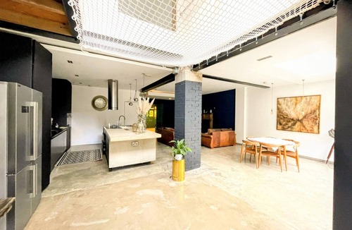 Winchmore Hill House | 7 Bed House - Sleeps 26 - Parking - Wifi - Garden