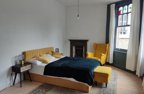 Winchmore Hill House | 7 Bed House - Sleeps 26 - Parking - Wifi - Garden