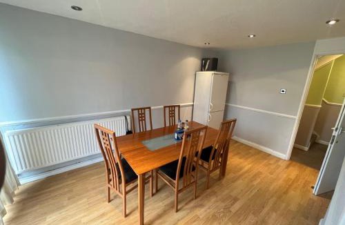 Botwell House | 8 mins Drive from Heathrow - Double bedroom in shared accommodation - Cavalier Gardens