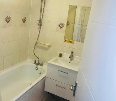 Botwell House | 8 mins Drive from Heathrow - Double bedroom in shared accommodation - Cavalier Gardens