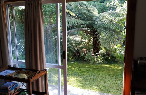Collingwood Apartment | A comfortable, private, country apartment. 300mts walk to safe sandy beach.