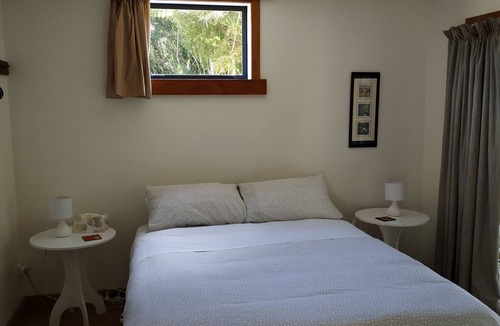 Collingwood Apartment | A comfortable, private, country apartment. 300mts walk to safe sandy beach.