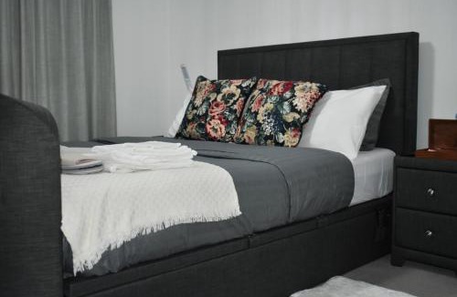 Bromley North House | A private en-suite bedroom in Bromley-by-Bow