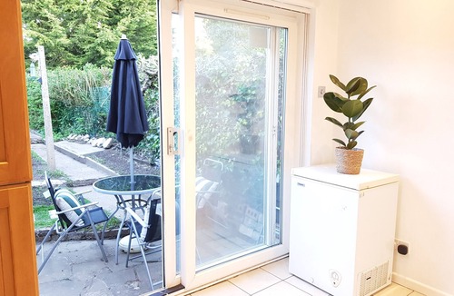 Potters Bar Apartment | A Stylish 1 Bedroom King-Size apartment - Easy London Access - sleeps 3 guests