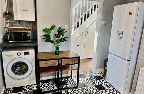 Derby House | A vibrant 3-bedroom house with ample parking in Derby
